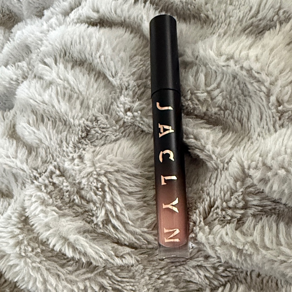 New Jaclyn Cosmetics Matte Liquid Lipstick - Nude Brown